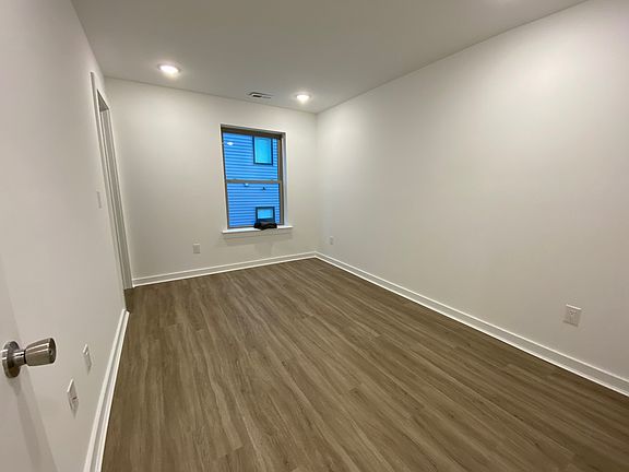 4th image of 3932-36 Mount Vernon St #10