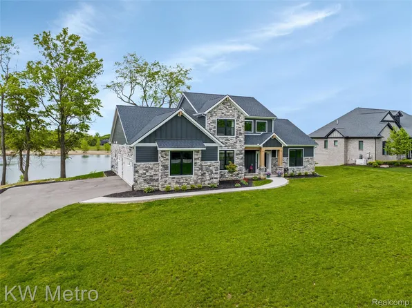 1585 Kriss Crossing Rd, Brighton, MI 48114