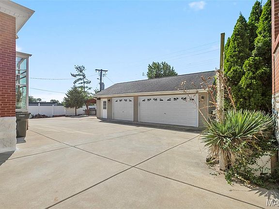 5th image of 6120 Victoria Ave