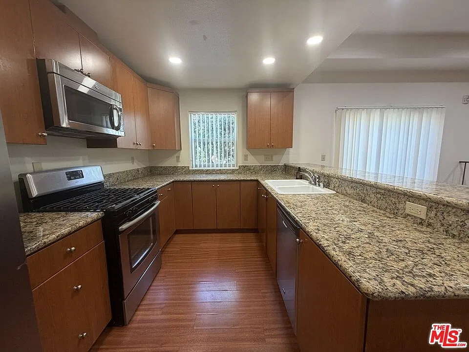 3 bed, 2.5 bath, $4,390 — Photo 4