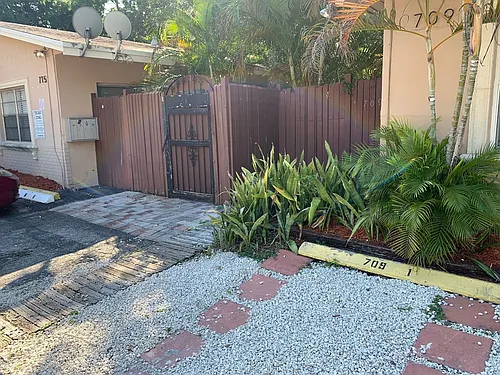 715 SW 14th Ave Photo 1