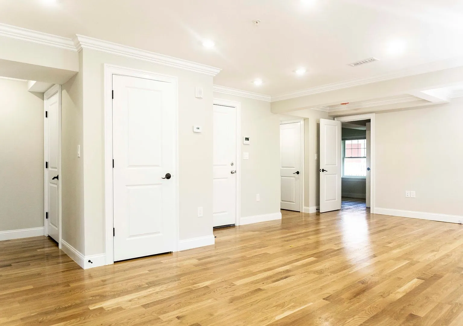 Ridiculous renovations including living room with metal object... (banishment room) — Photo 4