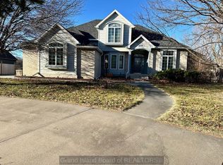 210 Lakeside Dr, Grand Island, NE 68801