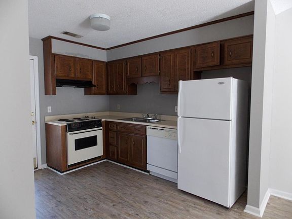 3rd image of 140 Lanier Dr #171