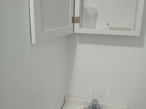 2nd image of 637 Dixon St