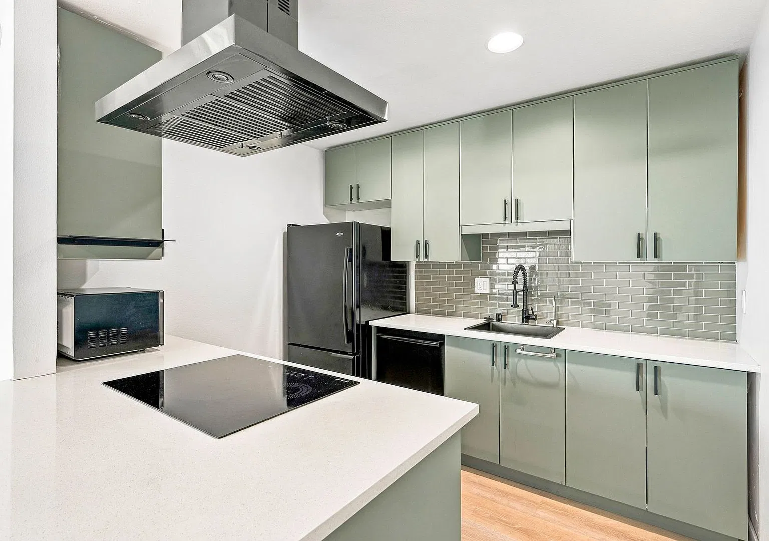 Beautifully Remodeled Townhouse with Stunning Modern Finishes! — Photo 1