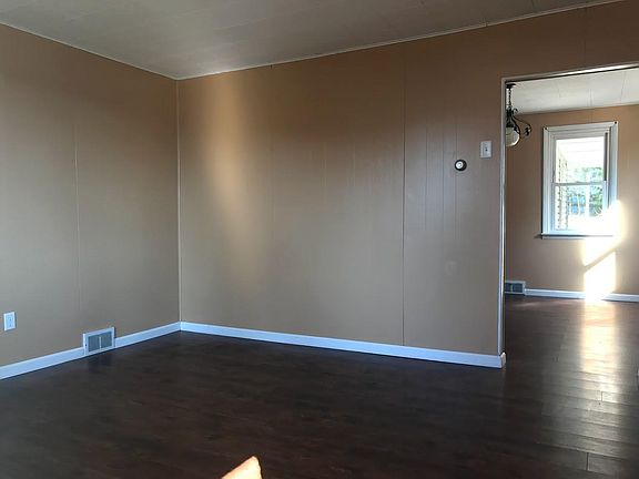 4th image of 132 Overland Ave