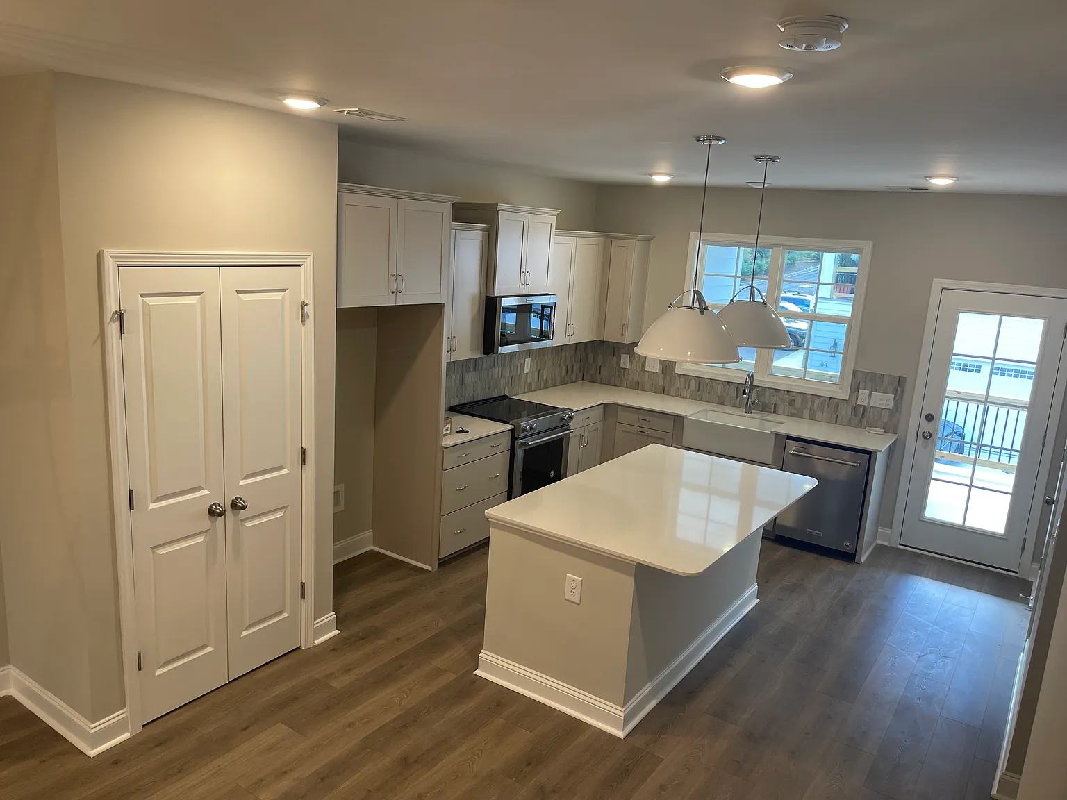 3 bed, 3.5 bath, 2208 sqft, $2,600 — Photo 2