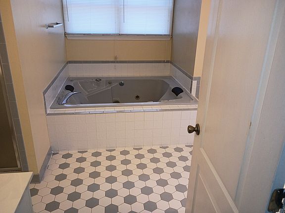 5th image of 837 Woodberry Dr #2-1/2