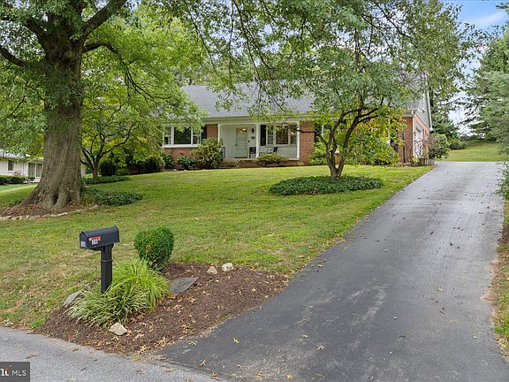 5th image of 36 N Bausman Dr