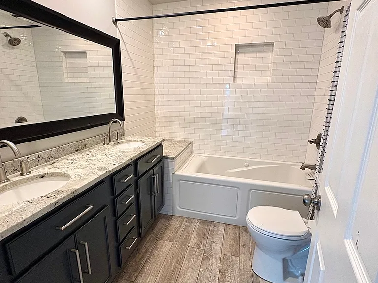 Primary bedroom bathroom.