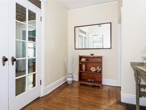 3rd image of 9 Grant St