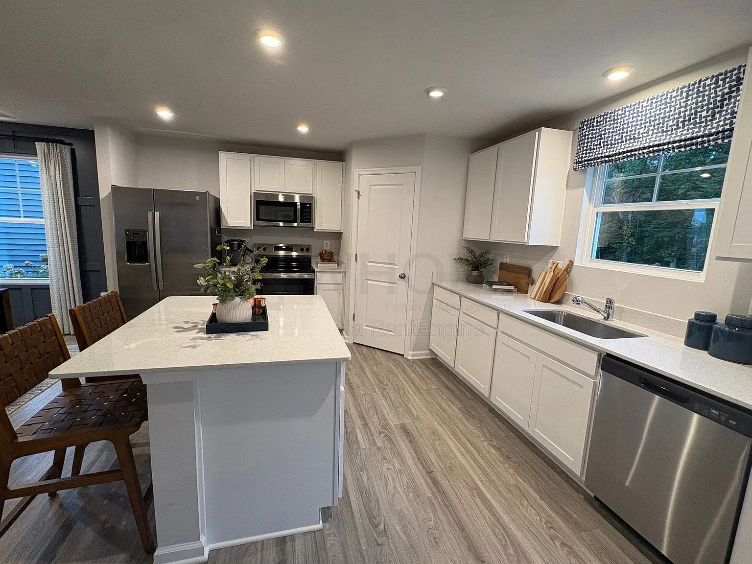 4 bed, 2.5 bath, 1760 sqft, $2,900 — Photo 3