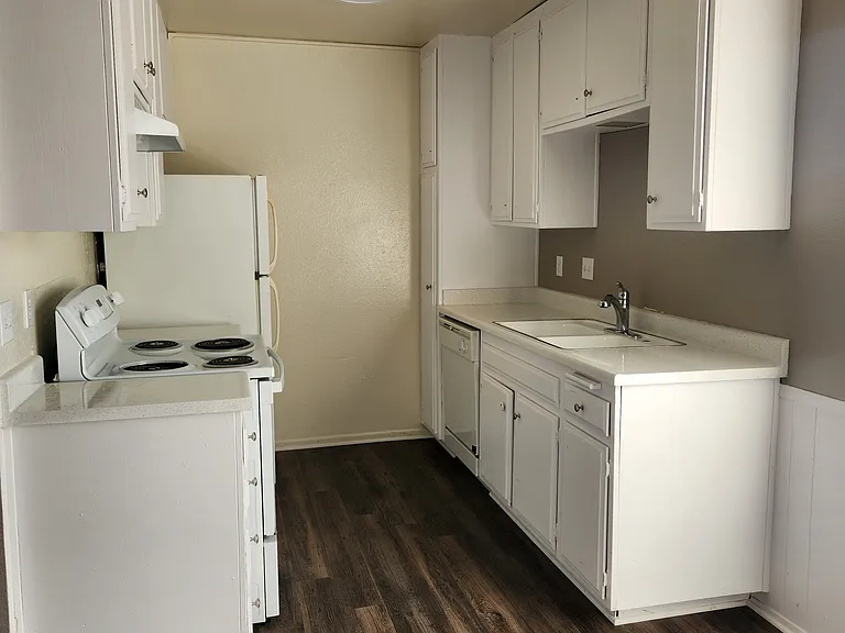 Valley House Apartments — Photo 11