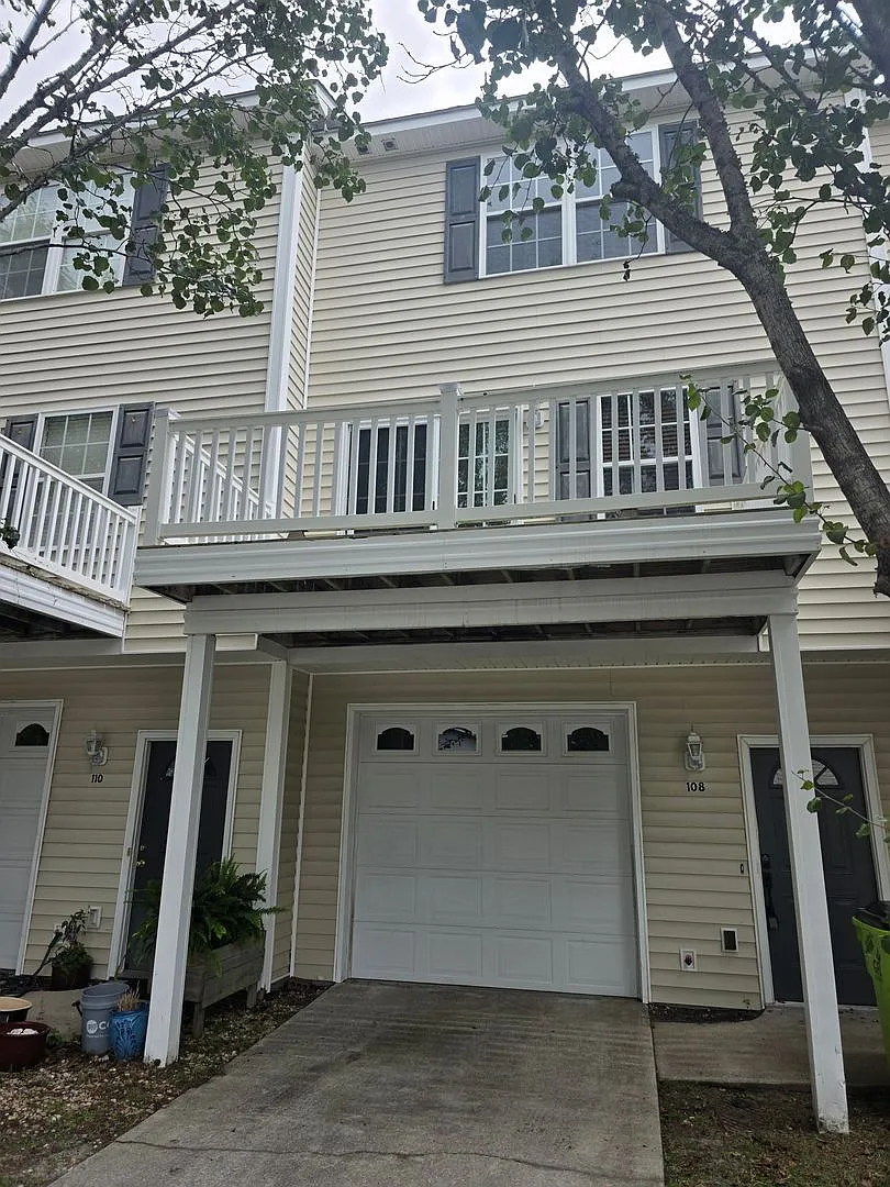 3 Bedroom, 3 Bath Unit. Townhouse with Garage. — Photo 1