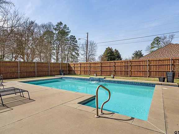 4th image of 4031 Silverwood Dr