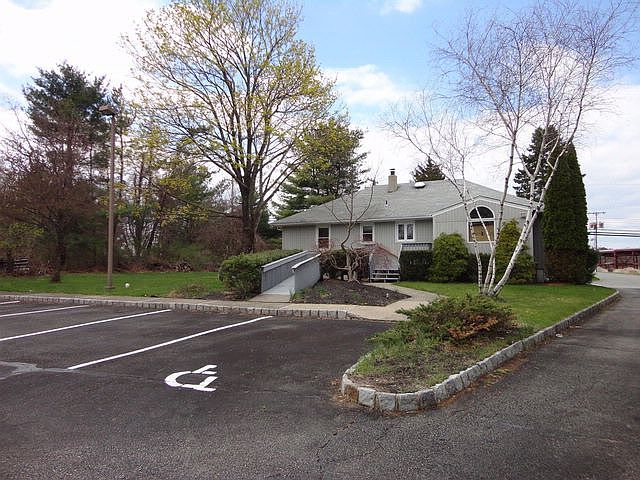 2nd image of 433 Sand Shore Rd