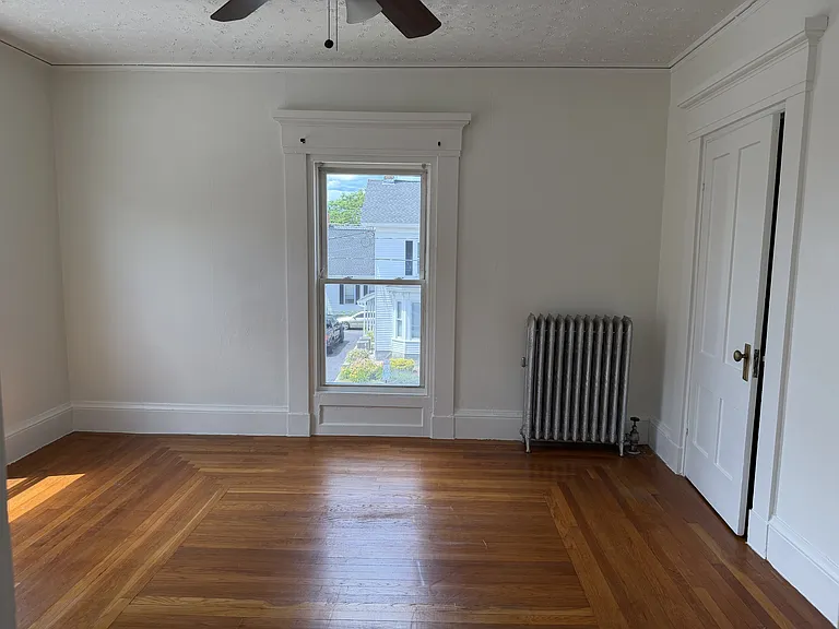 581 Chestnut St — Photo 2