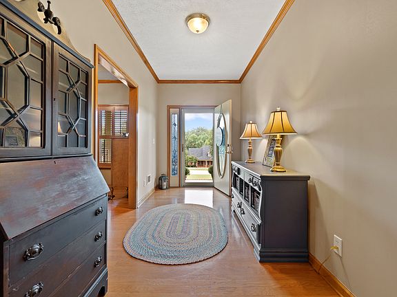 3rd image of 609 Clearwater Ct