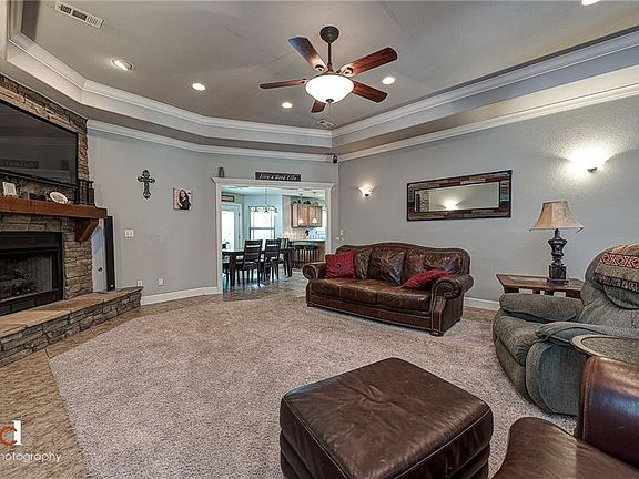 4th image of 20 Castle Acre Ln