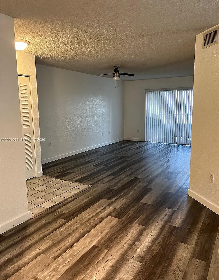 Lakeview Club Condo — Photo 1