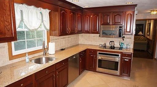 3rd image of 215 Saint Claire St