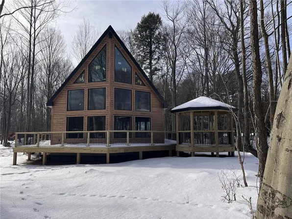 8498 E Lake Rd, Erie, PA 16511