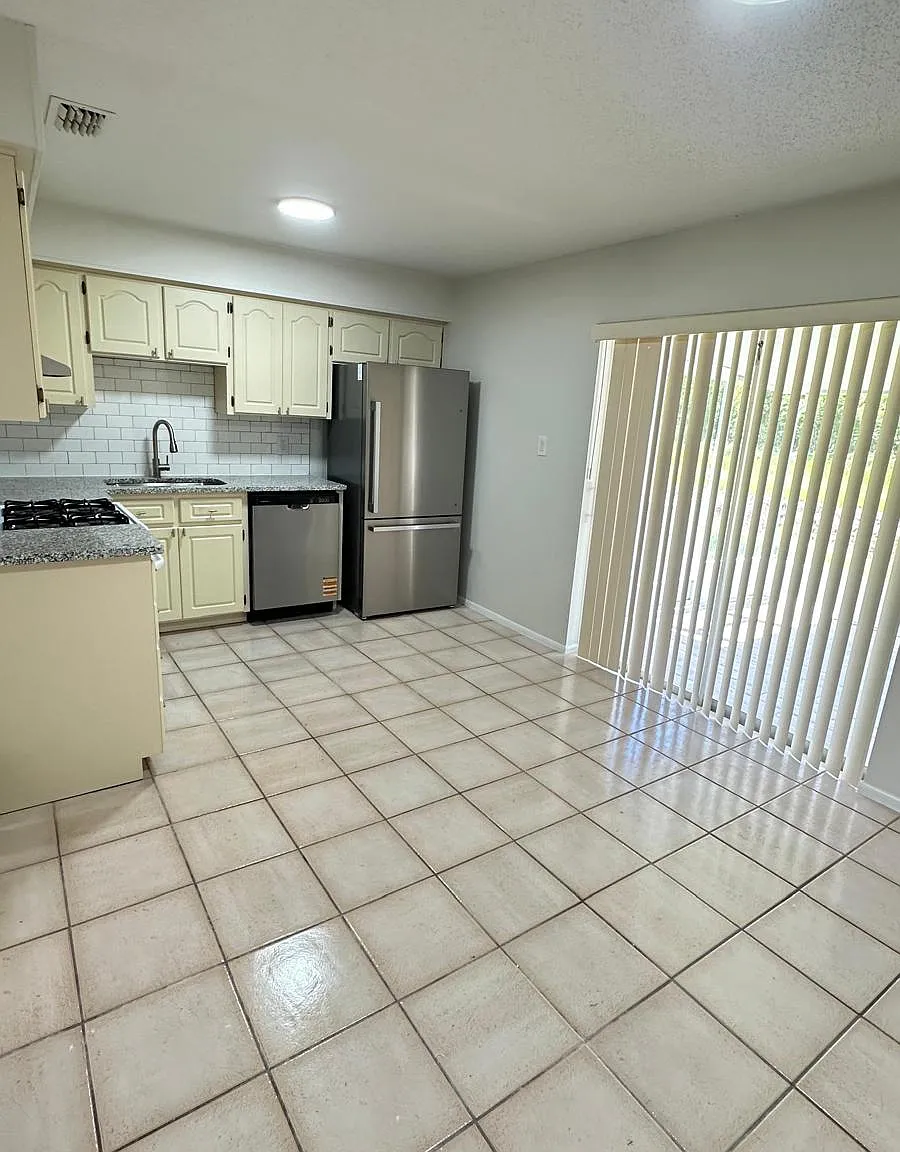 3 bed, 1073 sqft, $2,150 — Photo 4