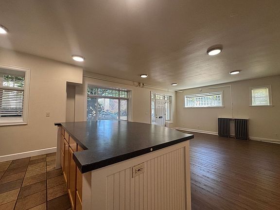 4th image of 205 19th Ave E #101