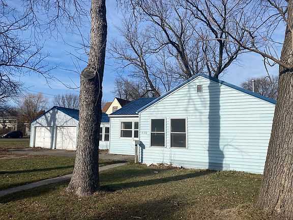 3rd image of 610 Evergreen Ave E