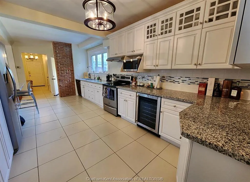 3 bed, $2,300 — Photo 1