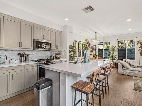 4th image of 3014 Marathon St