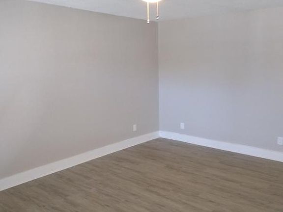 4th image of 550 50th Ave N #25