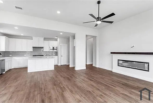 4 bed, 2182 sqft, $2,995 — Photo 2