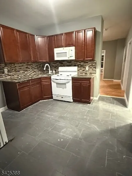 3 bed, 1.0 bath, 1600 sqft, $2,300 — Photo 3