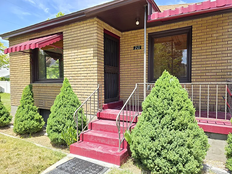 211 E Maple St — Photo 6