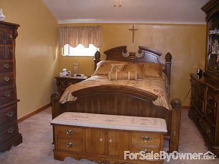 Master Bedroom : w/large walk-in closet