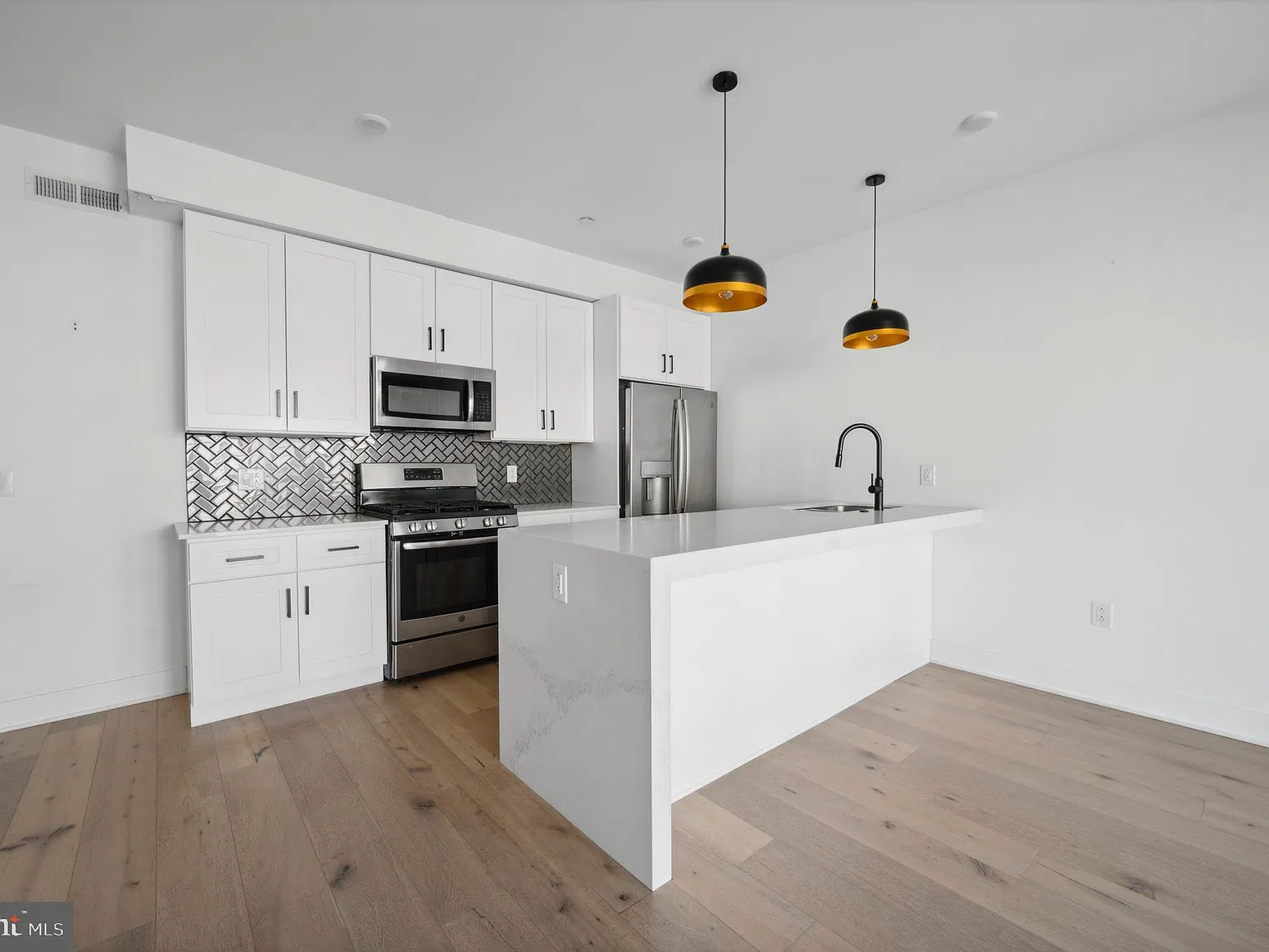 2 bed, 1015 sqft, $2,900 — Photo 1