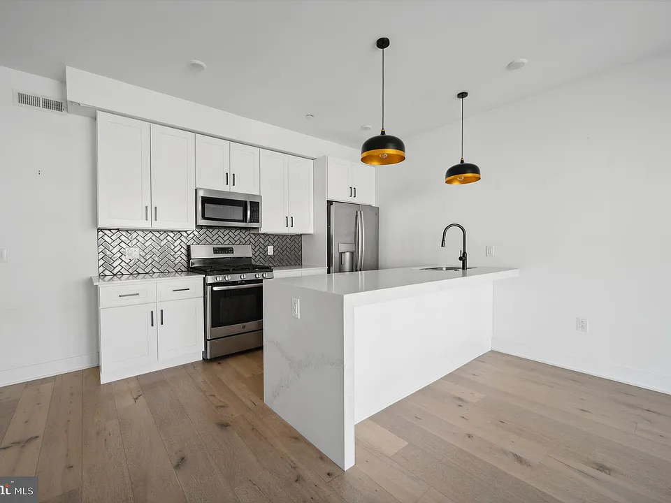 1232 N Front St #2E