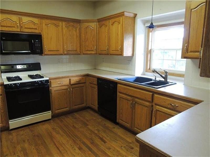 2nd image of 1012 W Ryan Rd
