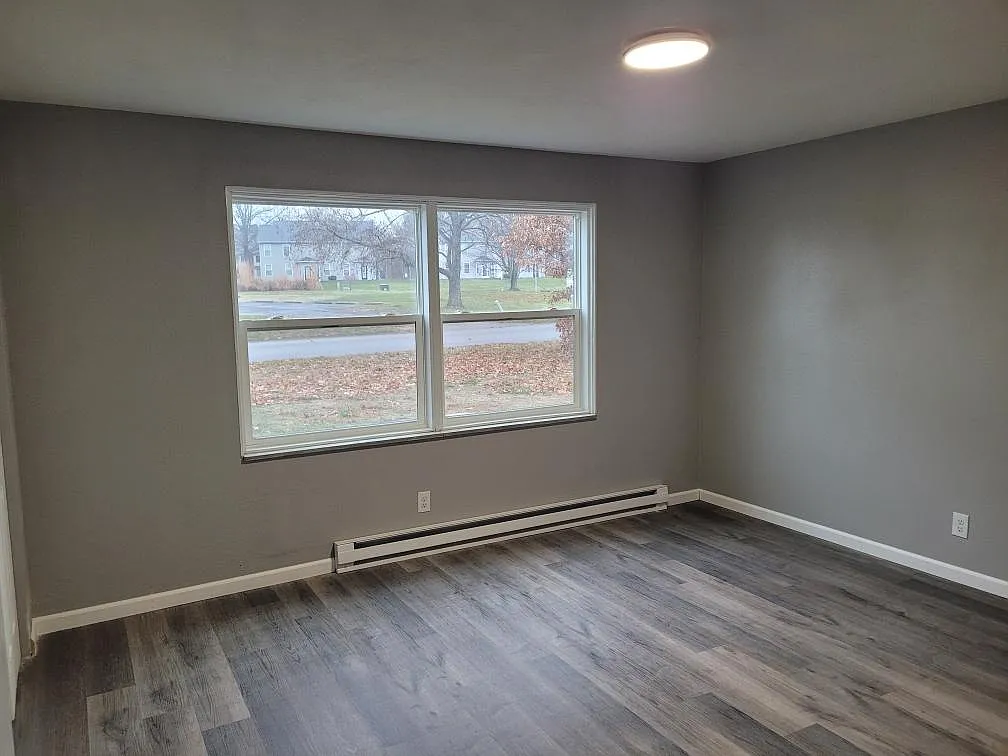 2 bed, 1000 sqft, $995 — Photo 2