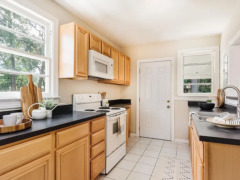 4832 French St — Photo 9