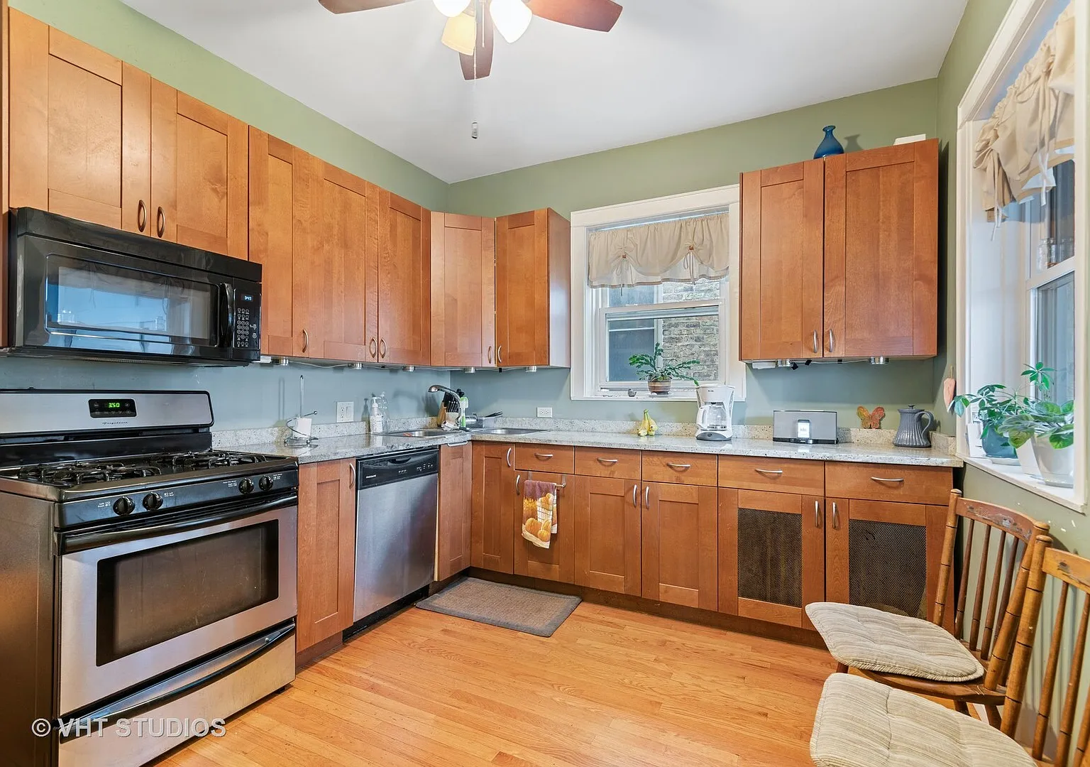 3 bed, 1000 sqft, $4,200 — Photo 2