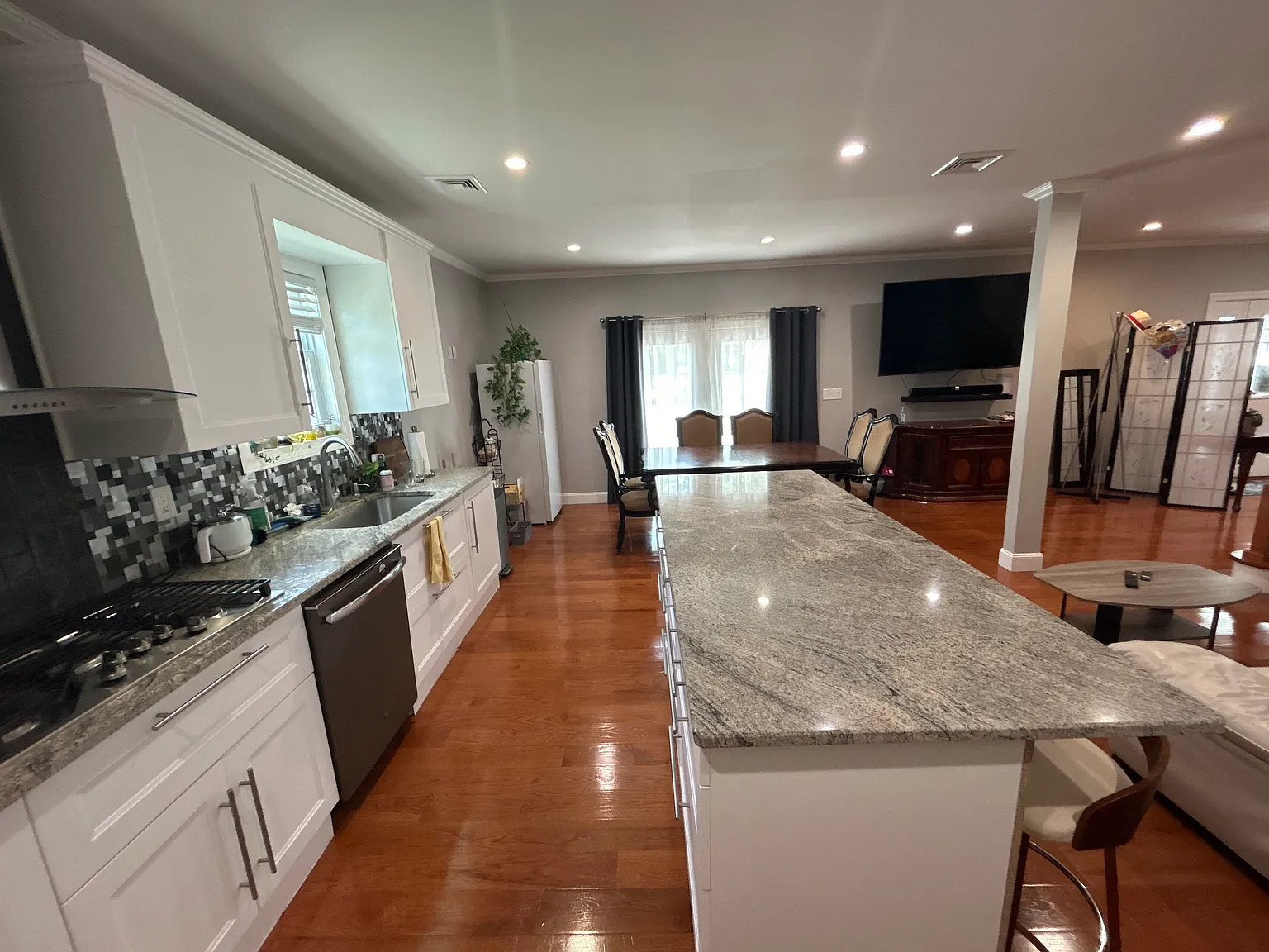 231 Hargreaves Ave — Photo 3