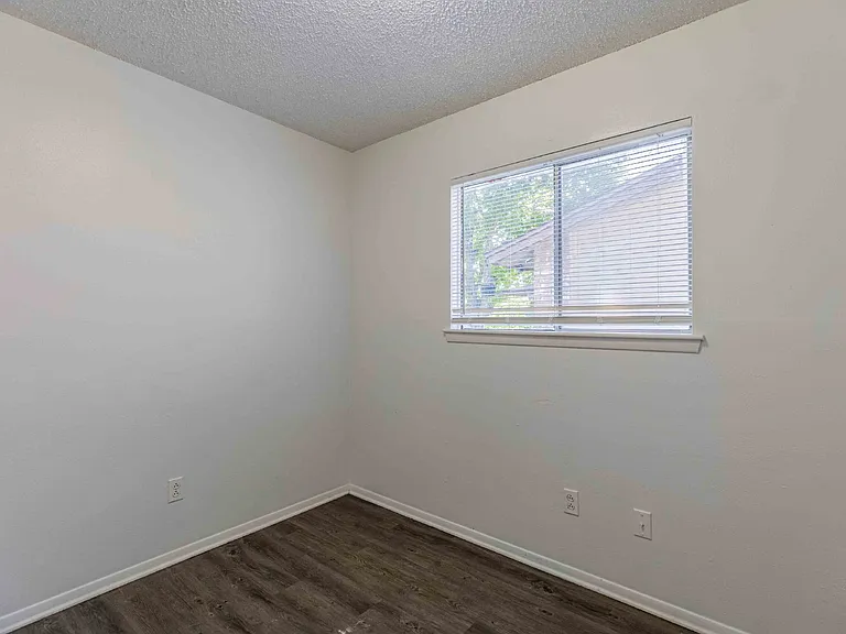 4910 Tennyson Dr — Photo 16
