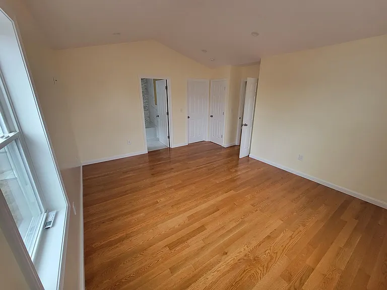 31 Hamilton St — Photo 13