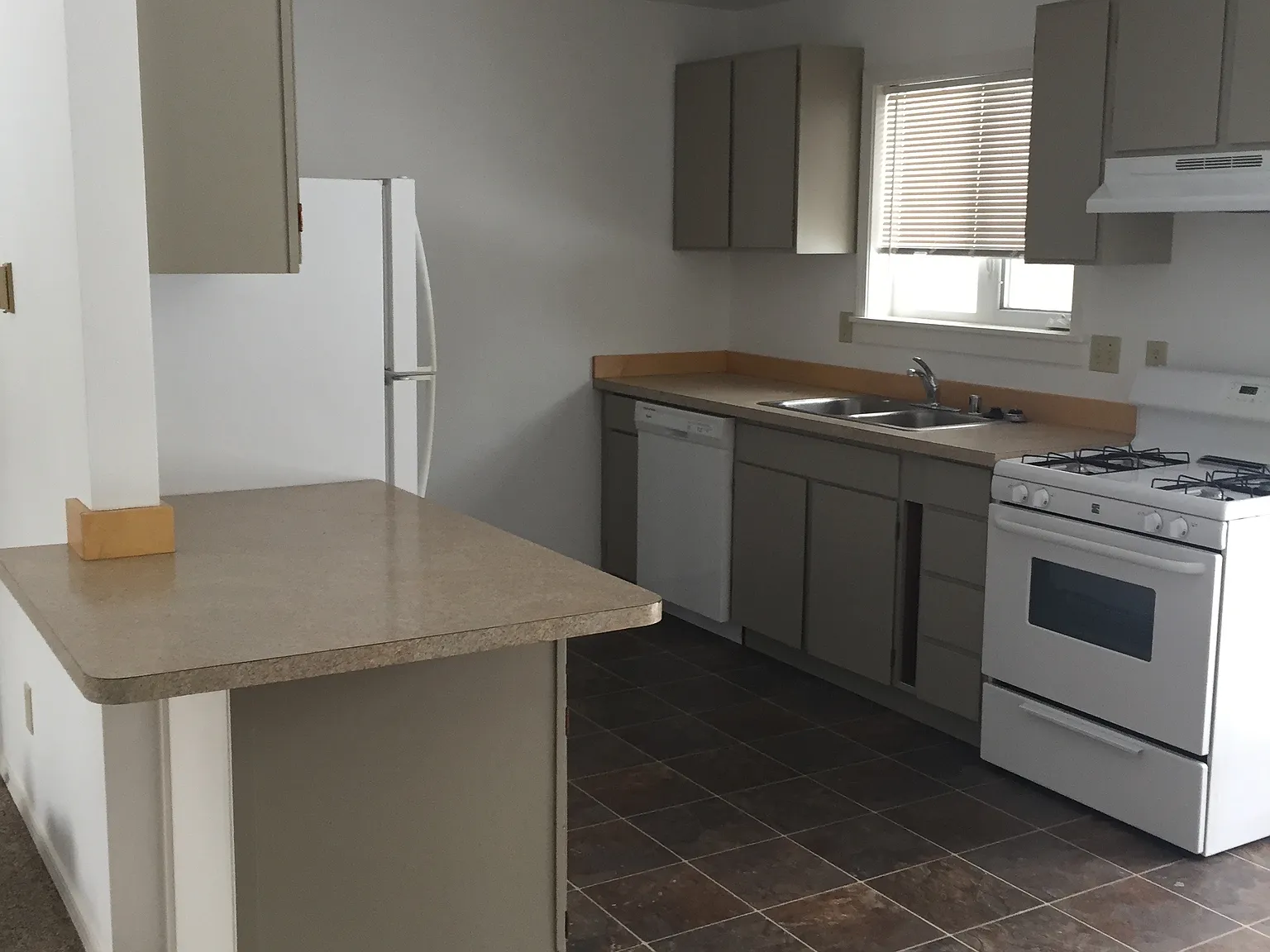 3 bed, 1600 sqft, $2,250 — Photo 4