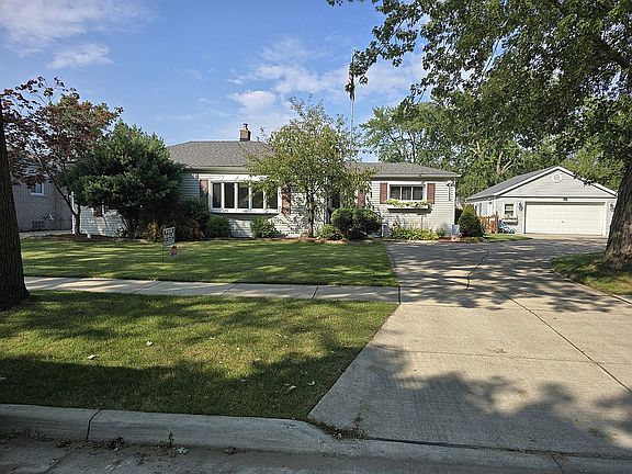 3rd image of 22925 Euclid St