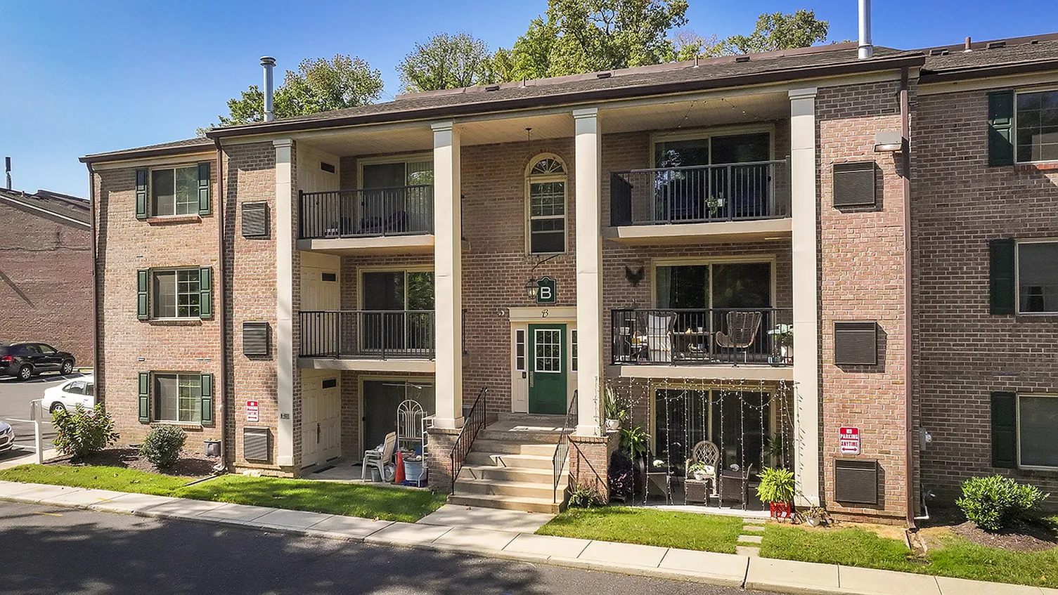 Hillcrest Apartments — Photo 2
