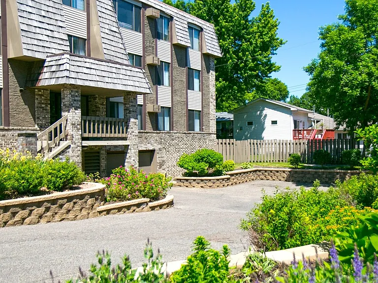 Xerxes Manor Apartments — Photo 19
